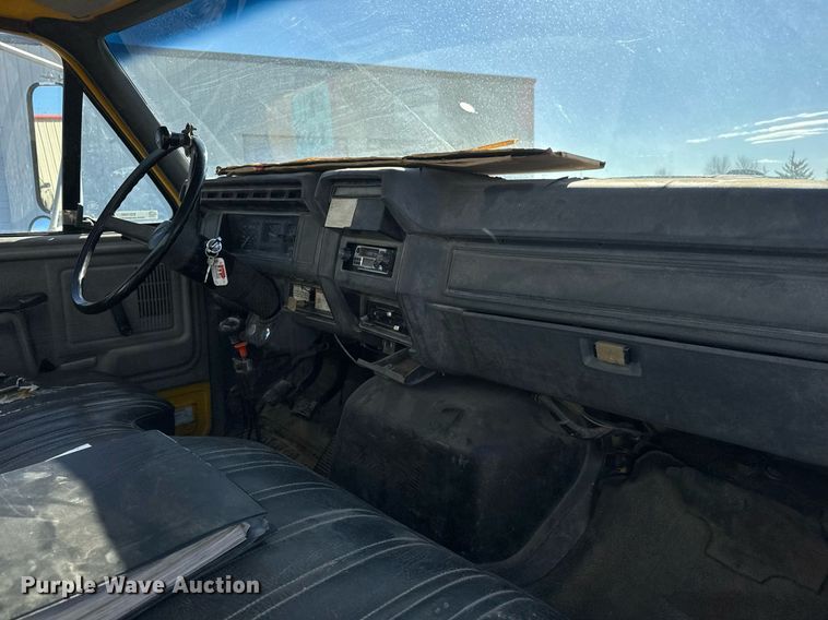 image for item EQ1090 1990 Ford F800 crane truck