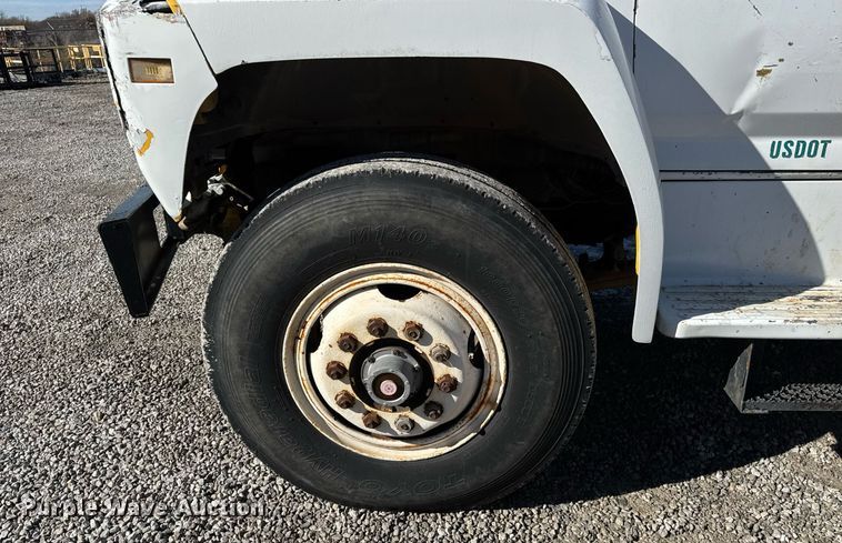 image for item EQ1090 1990 Ford F800 crane truck