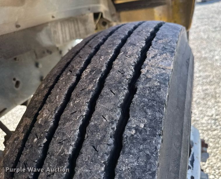 image for item EQ1090 1990 Ford F800 crane truck