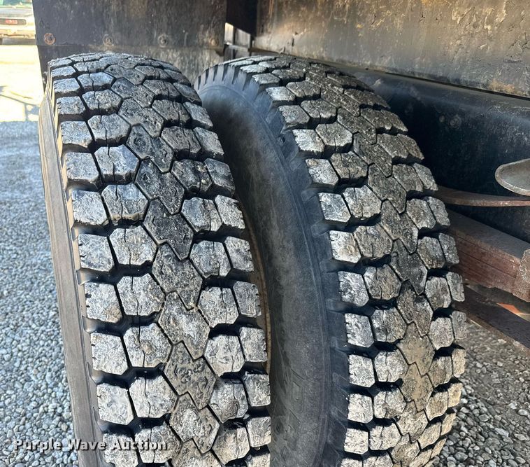 image for item EQ1090 1990 Ford F800 crane truck