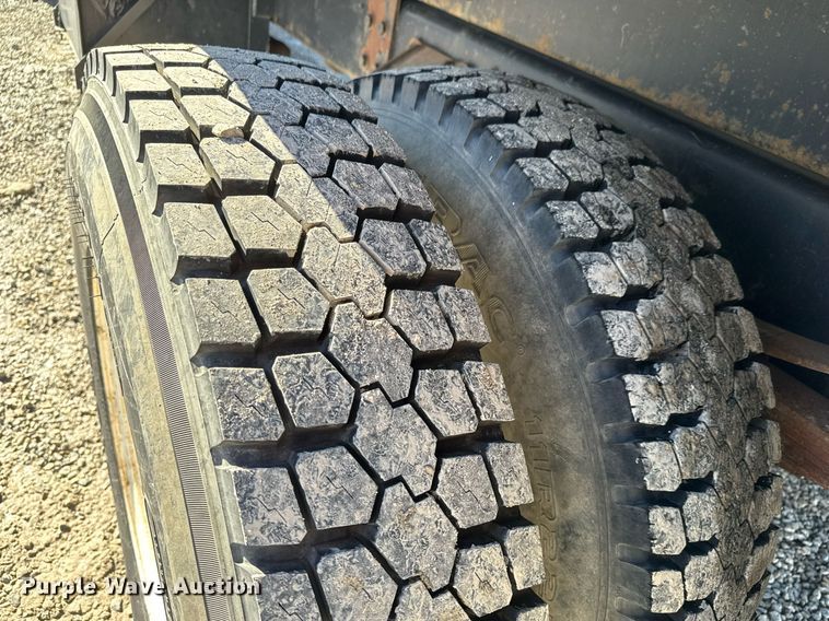 image for item EQ1090 1990 Ford F800 crane truck