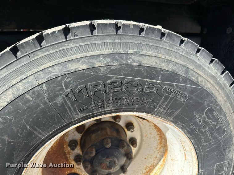 image for item EQ1090 1990 Ford F800 crane truck