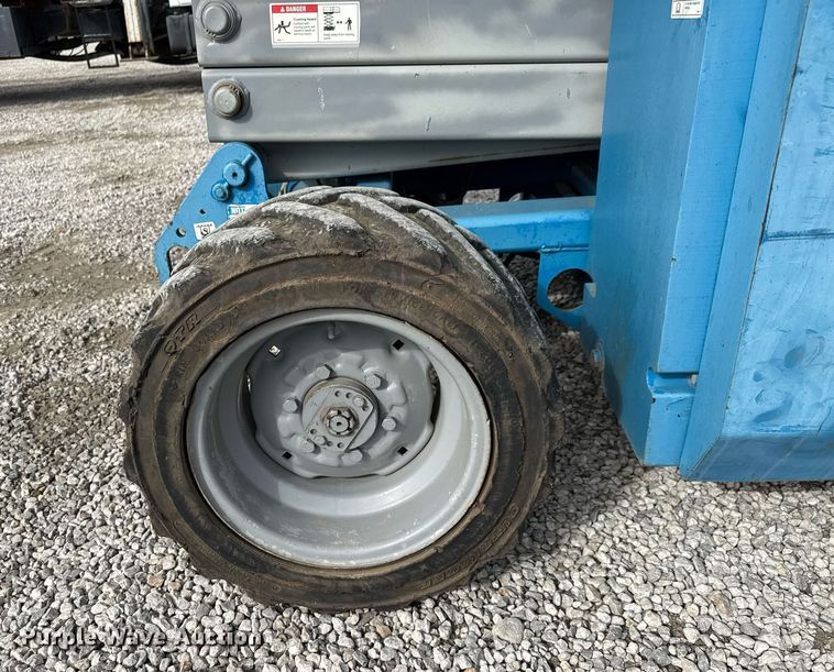 image for item EQ1104 2006 Genie GS-3268 RT scissor lift