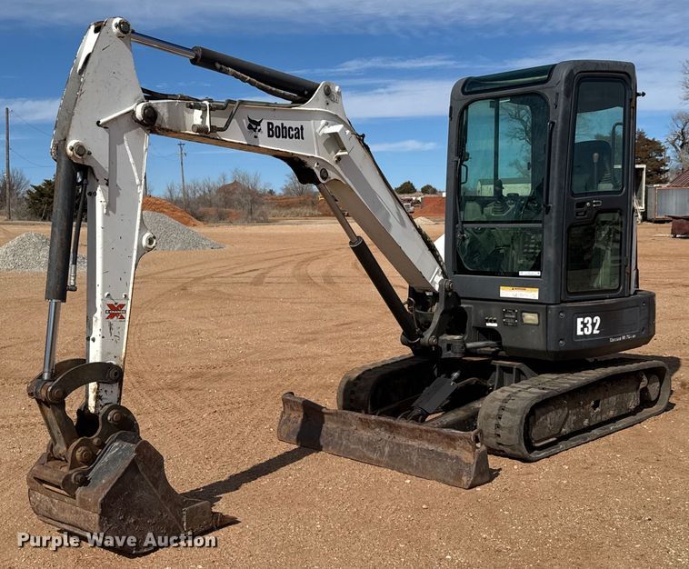 image for item EQ1116 2011 Bobcat E32 M mini excavator