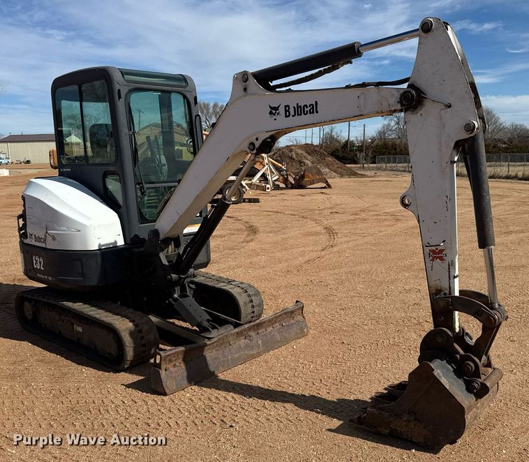 image for item EQ1116 2011 Bobcat E32 M mini excavator