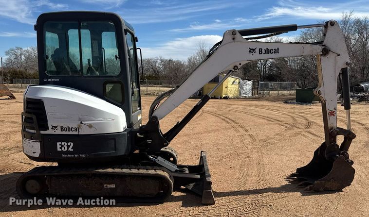 image for item EQ1116 2011 Bobcat E32 M mini excavator
