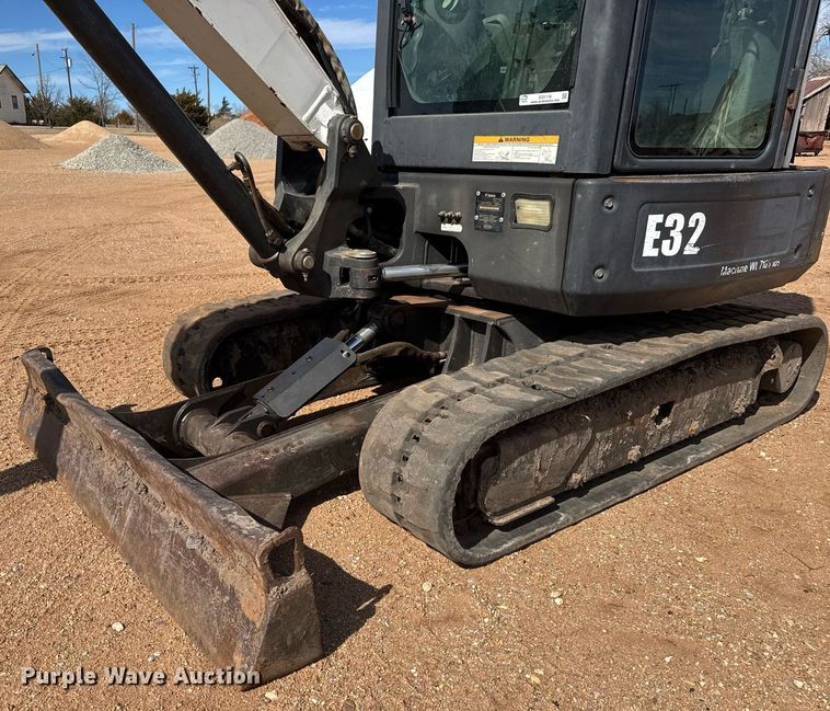 image for item EQ1116 2011 Bobcat E32 M mini excavator
