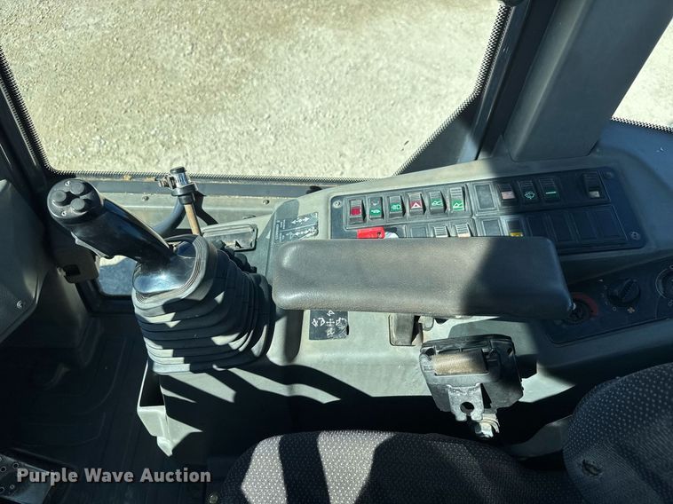 image for item EQ1118 2005 John Deere 244J wheel loader