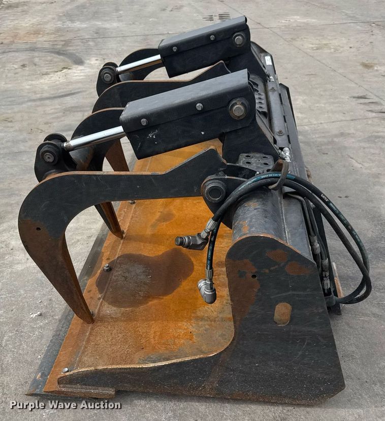 image for item EQ1173 2022 Bobcat Grpl 74 Indl Bkt skid steer grapple bucket