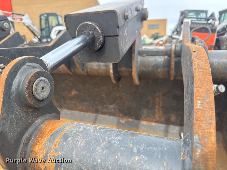 image for item EQ1173 2022 Bobcat Grpl 74 Indl Bkt skid steer grapple bucket