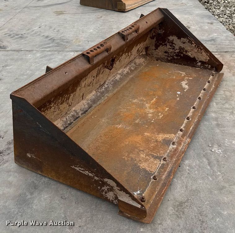 image for item EQ1178 Melroe 66 Low Profile skid steer bucket