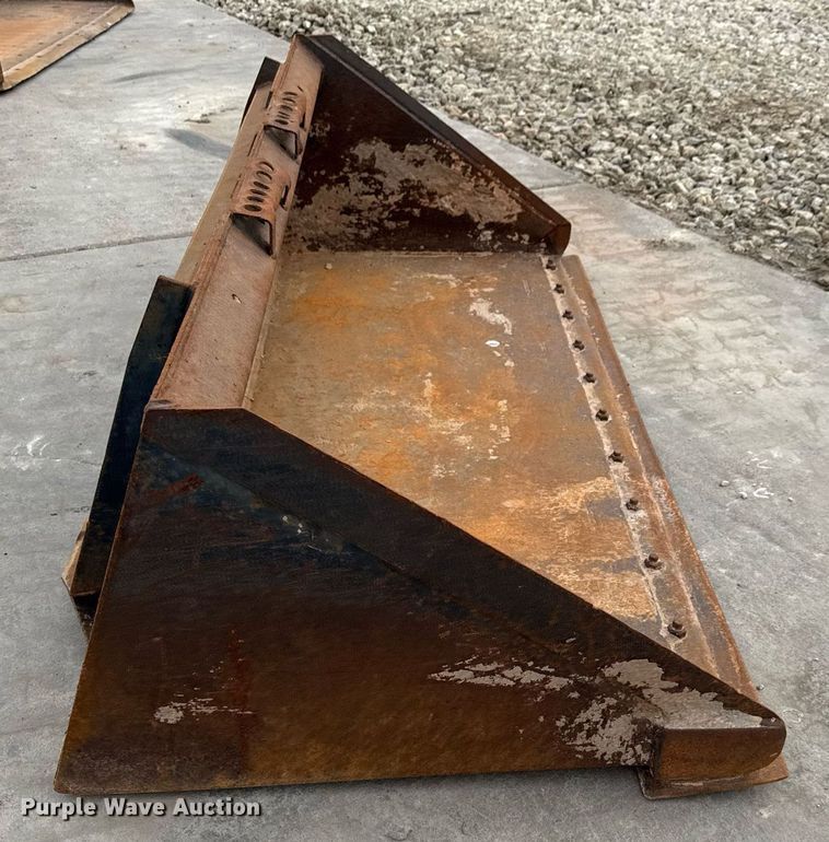 image for item EQ1178 Melroe 66 Low Profile skid steer bucket