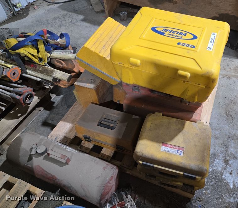 image for item EQ6525 Surveying equipment and pipe lazer