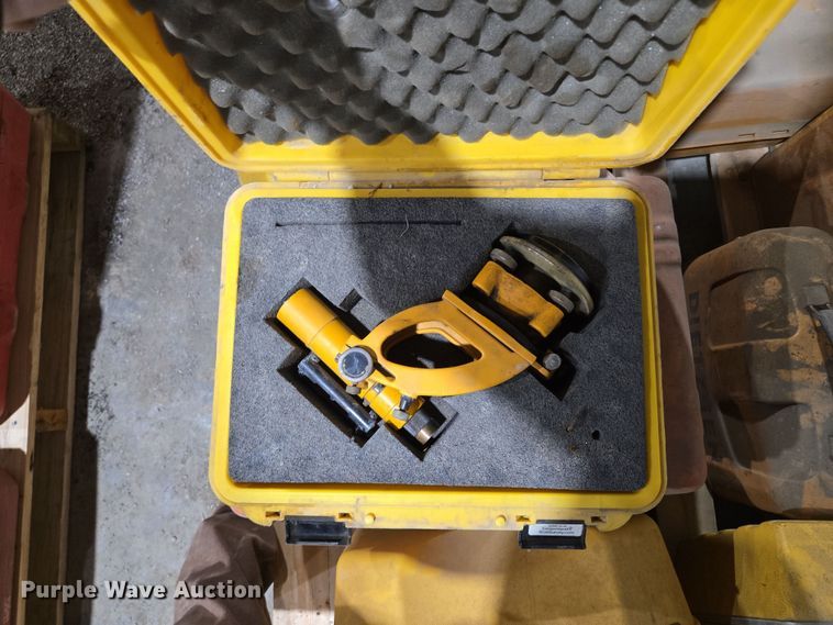 image for item EQ6525 Surveying equipment and pipe lazer