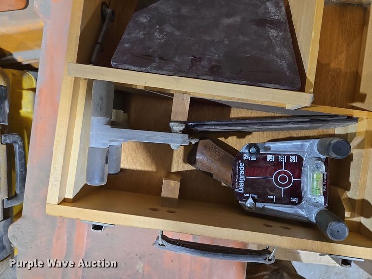 image for item EQ6525 Surveying equipment and pipe lazer