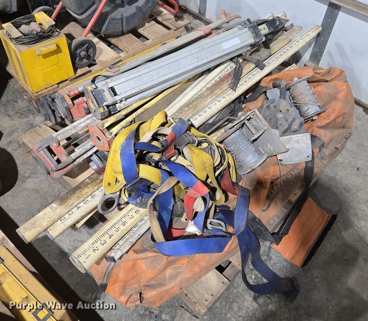 image for item EQ6525 Surveying equipment and pipe lazer