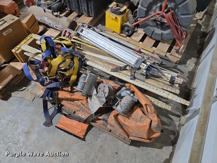 image for item EQ6525 Surveying equipment and pipe lazer