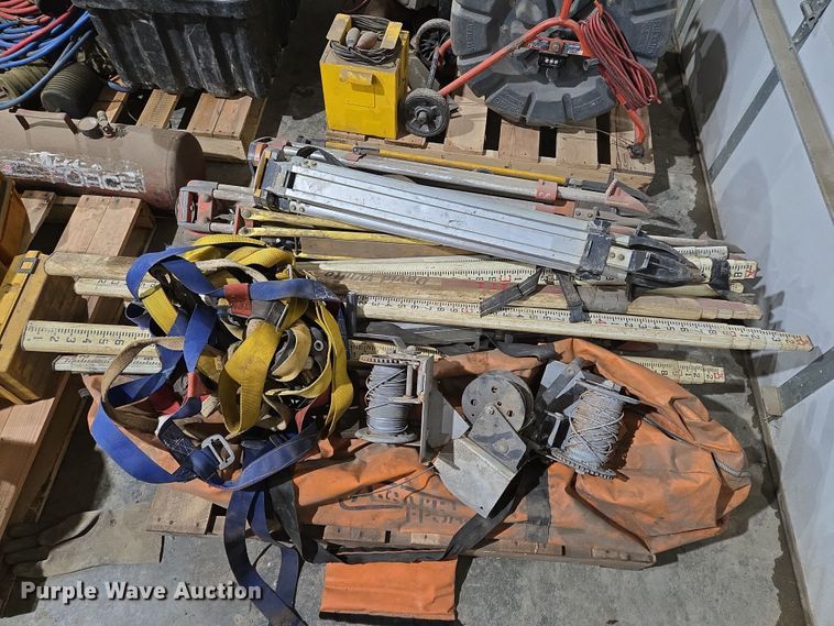 image for item EQ6525 Surveying equipment and pipe lazer