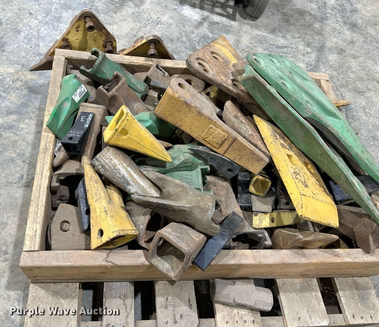 image for item EQ6544 Bucket teeth and side cutters