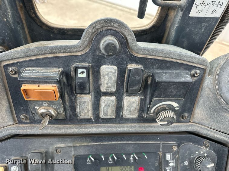 image for item EQ6576 2009 John Deere 410J backhoe