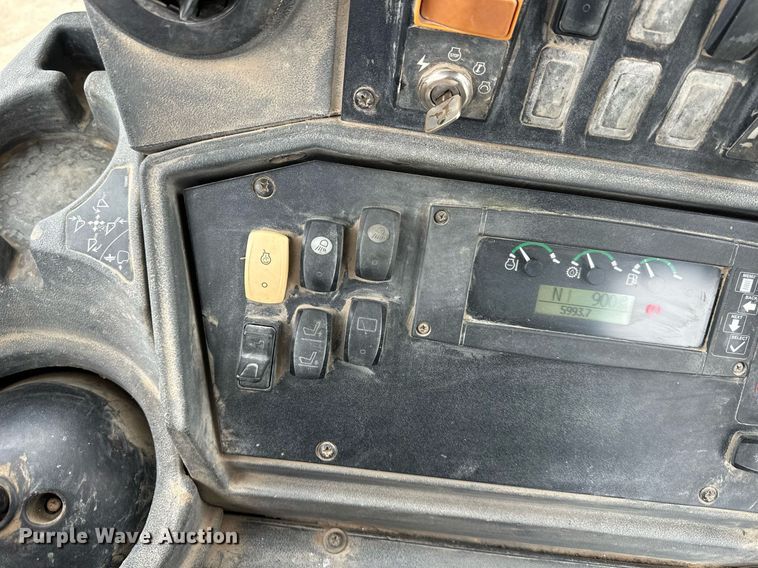 image for item EQ6576 2009 John Deere 410J backhoe