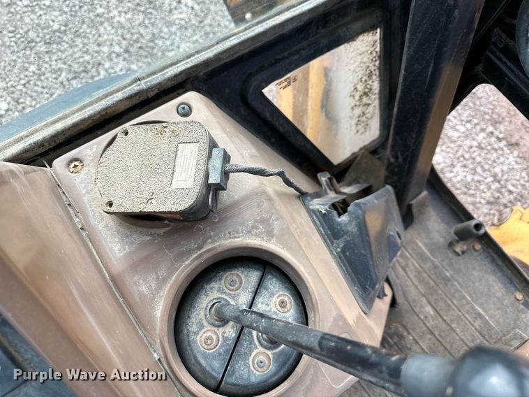 image for item EQ6588 1998 John Deere 310E backhoe