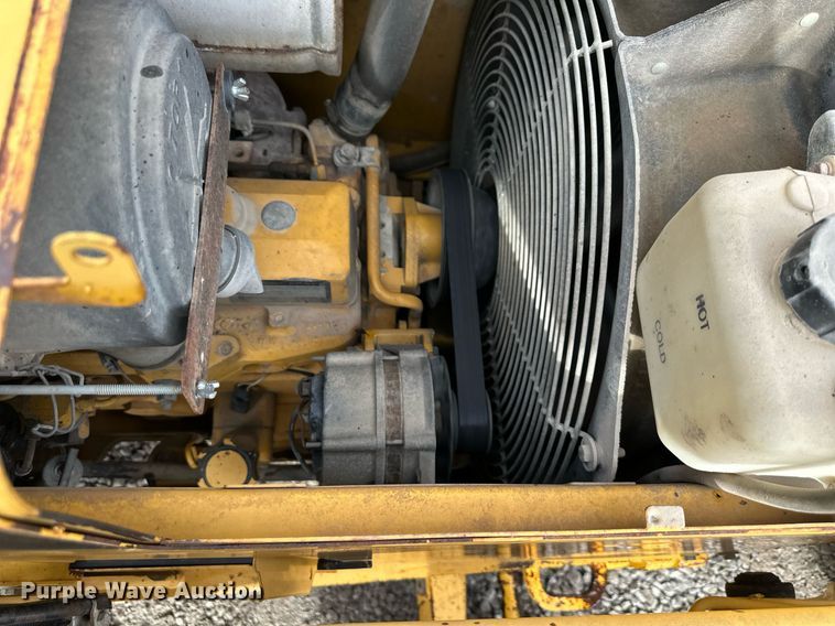 image for item EQ6588 1998 John Deere 310E backhoe