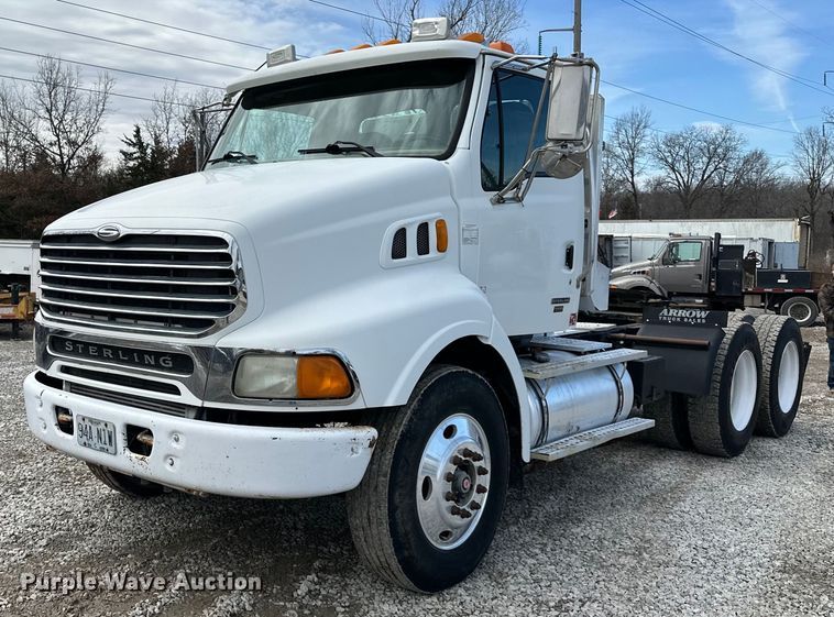 image for item EQ6592 2004 Sterling L-Line semi truck