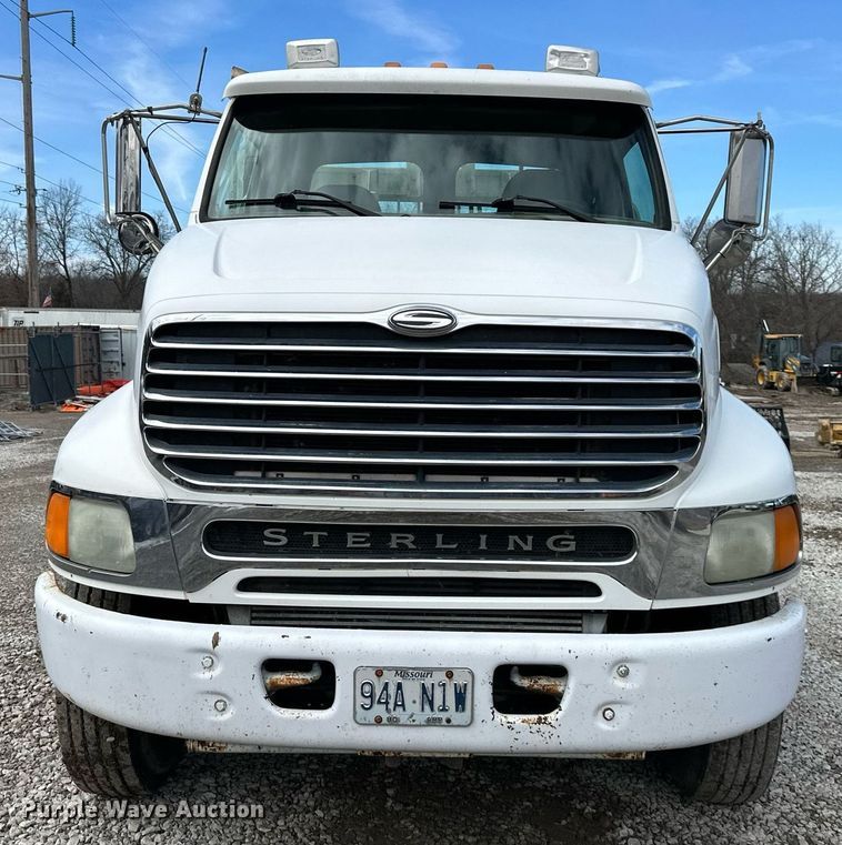 image for item EQ6592 2004 Sterling L-Line semi truck