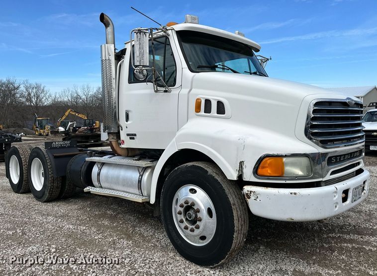 image for item EQ6592 2004 Sterling L-Line semi truck