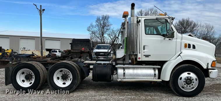 image for item EQ6592 2004 Sterling L-Line semi truck