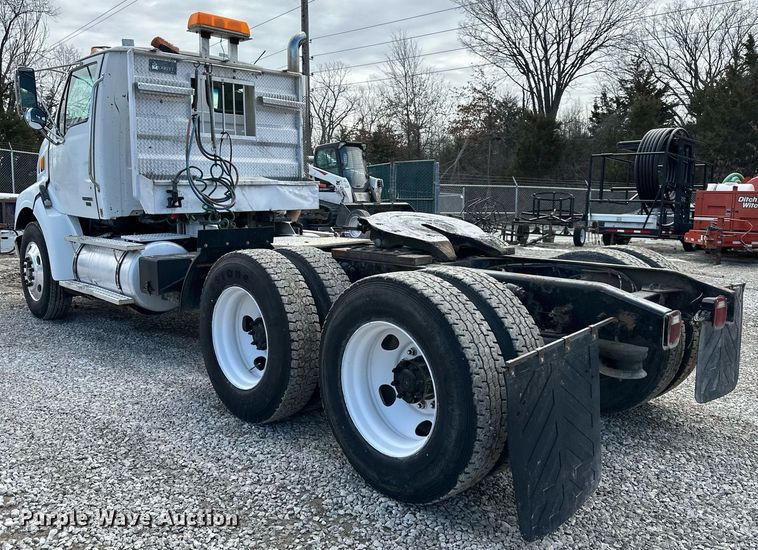 image for item EQ6592 2004 Sterling L-Line semi truck