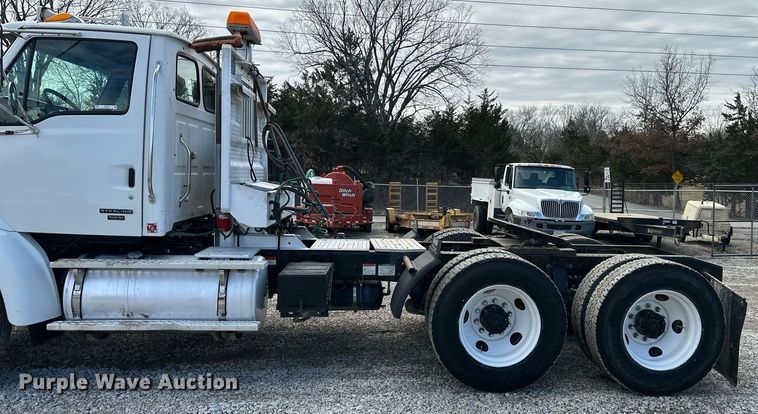 image for item EQ6592 2004 Sterling L-Line semi truck