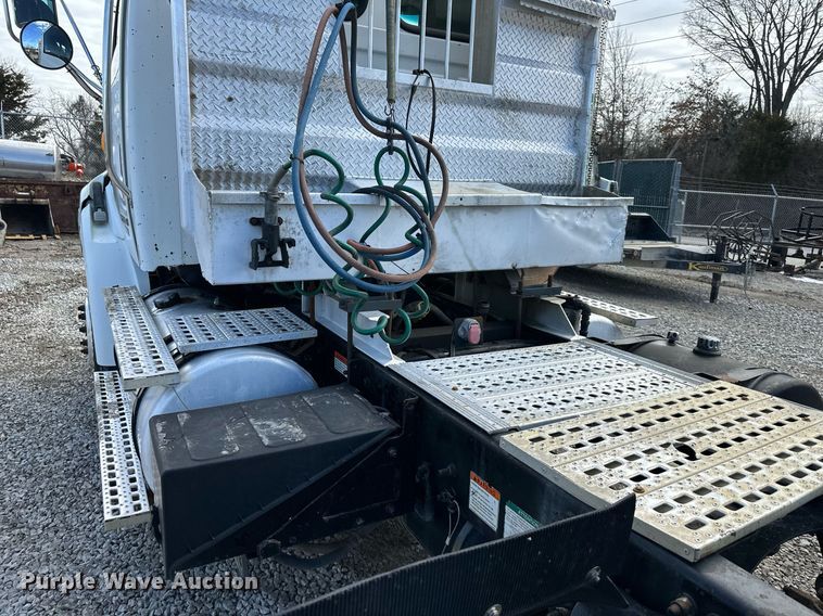 image for item EQ6592 2004 Sterling L-Line semi truck