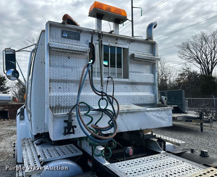 image for item EQ6592 2004 Sterling L-Line semi truck