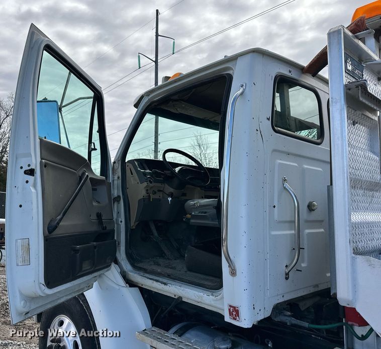 image for item EQ6592 2004 Sterling L-Line semi truck