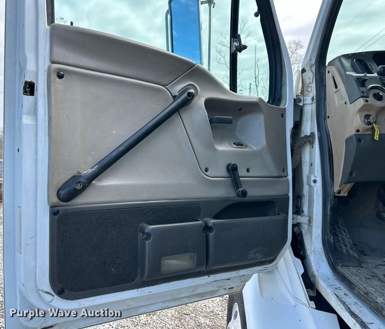 image for item EQ6592 2004 Sterling L-Line semi truck