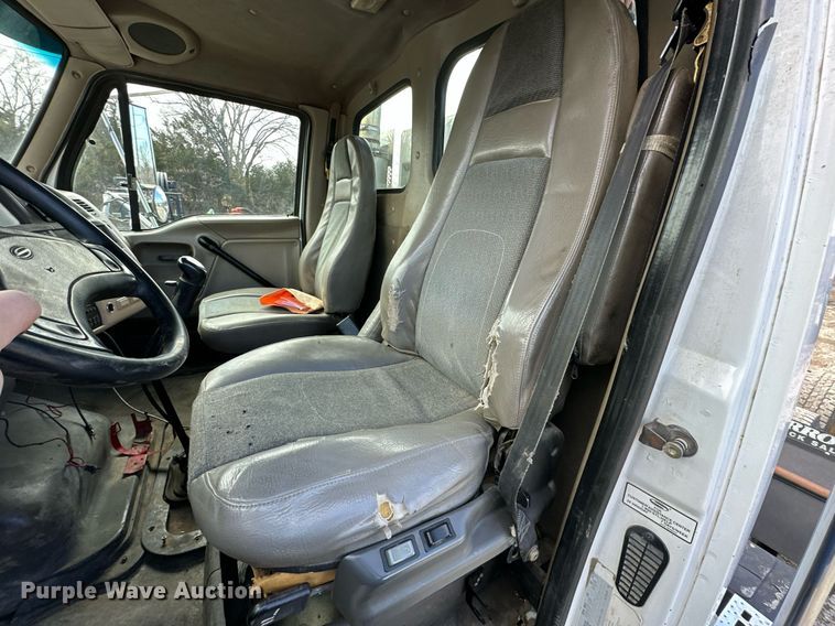 image for item EQ6592 2004 Sterling L-Line semi truck