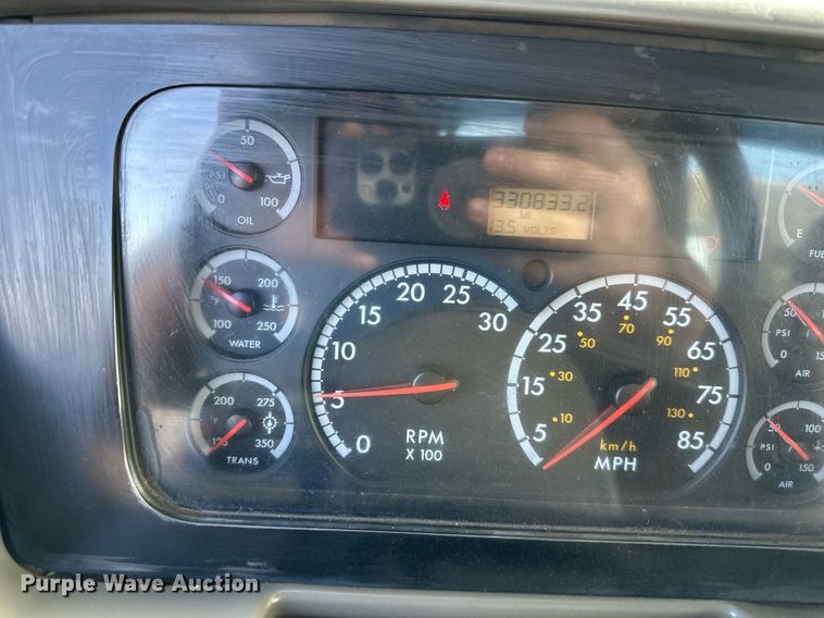 image for item EQ6592 2004 Sterling L-Line semi truck