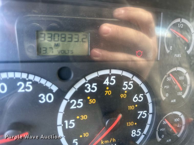 image for item EQ6592 2004 Sterling L-Line semi truck