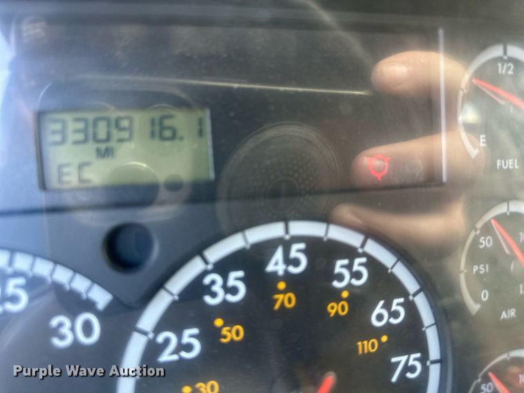 image for item EQ6592 2004 Sterling L-Line semi truck