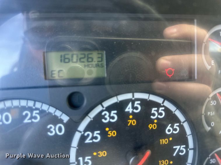 image for item EQ6592 2004 Sterling L-Line semi truck