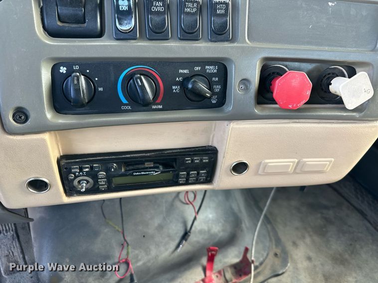 image for item EQ6592 2004 Sterling L-Line semi truck