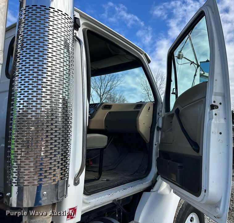 image for item EQ6592 2004 Sterling L-Line semi truck