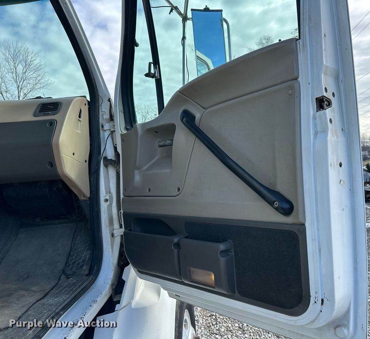 image for item EQ6592 2004 Sterling L-Line semi truck