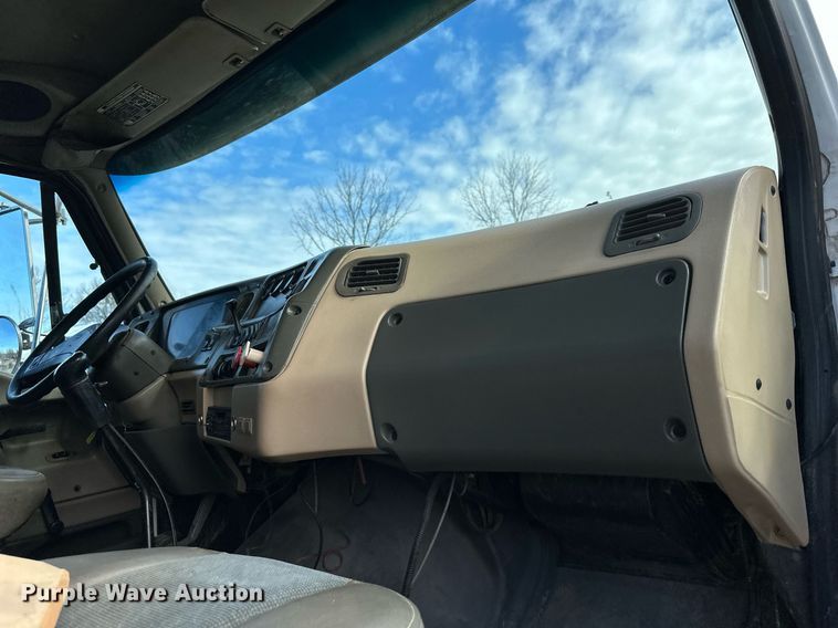 image for item EQ6592 2004 Sterling L-Line semi truck