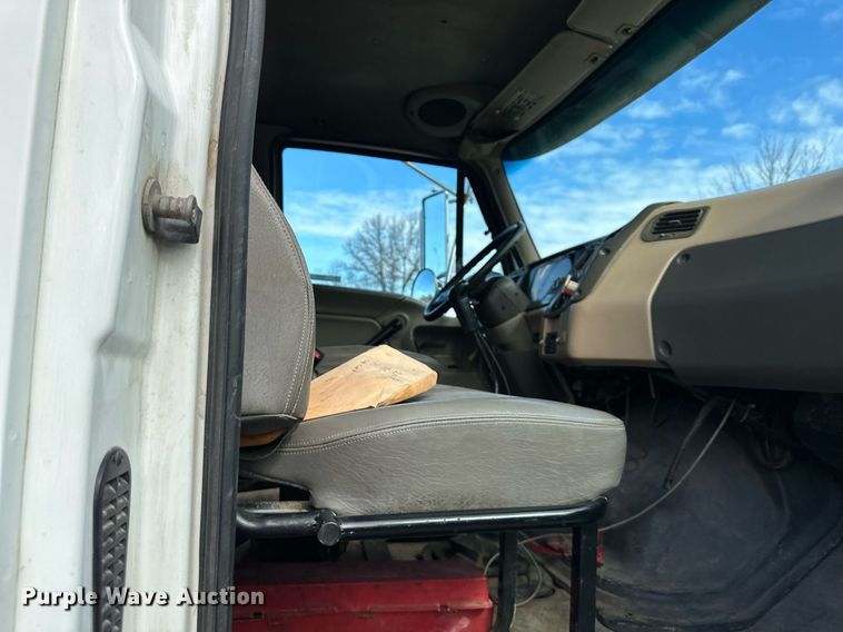 image for item EQ6592 2004 Sterling L-Line semi truck