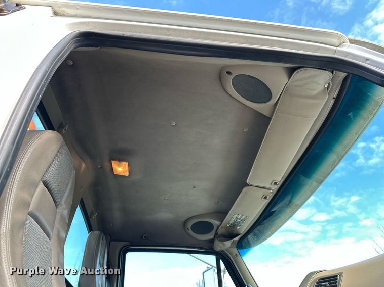 image for item EQ6592 2004 Sterling L-Line semi truck