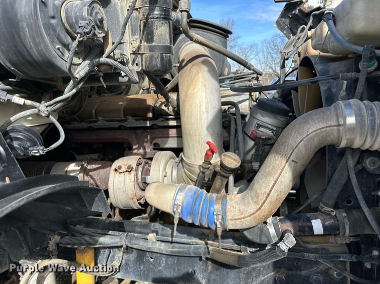 image for item EQ6592 2004 Sterling L-Line semi truck