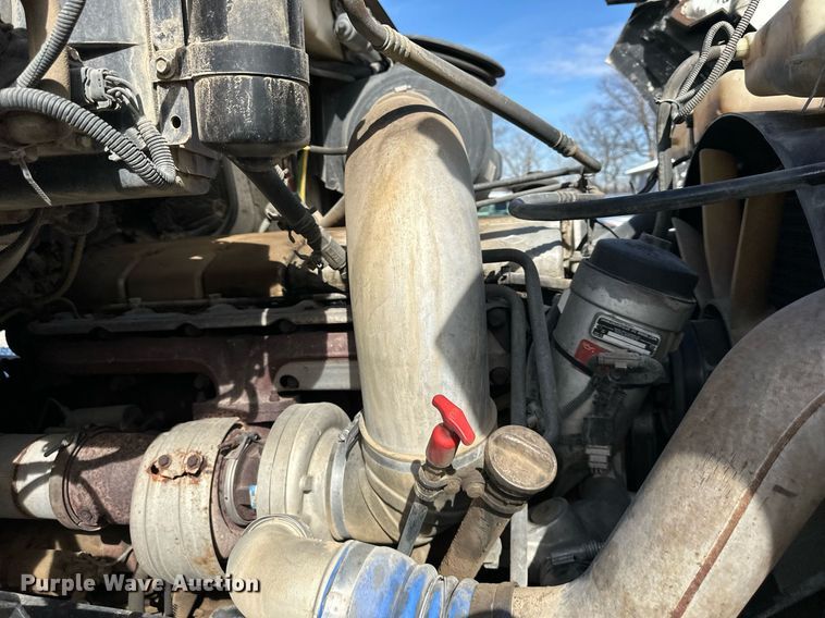 image for item EQ6592 2004 Sterling L-Line semi truck